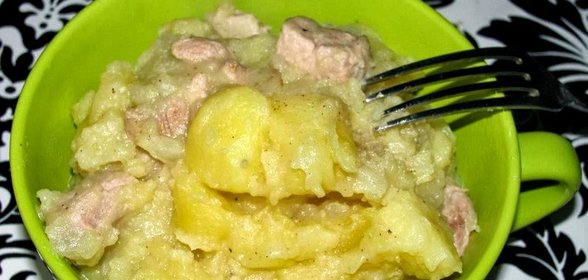 Тушеная картошка и мясо в кастрюле