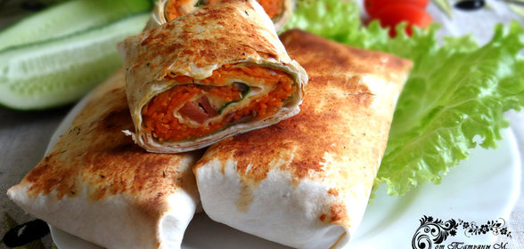 Быстрая гриль-закуска в лаваше с маринованной морковью и копченой семгой