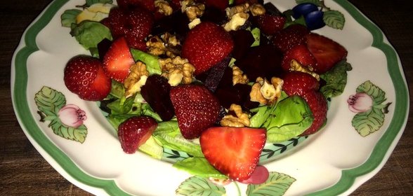 Салат из клубники и свеклы