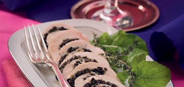 Куриный рулет с солеными грибами