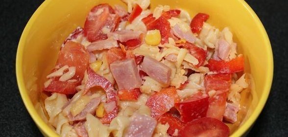 Итальянский салат с макаронами ветчиной помидорами и сыром
