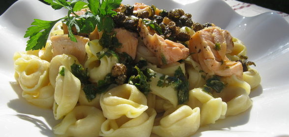 Паста с сёмгой,каперсами под коричневым маслом (Tortellini with salmon,capers and brown butter)