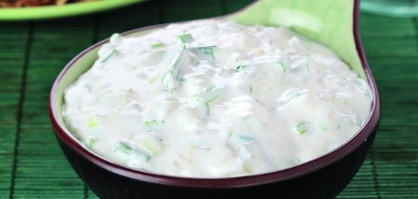 Сметанный соус с огурцами и хреном