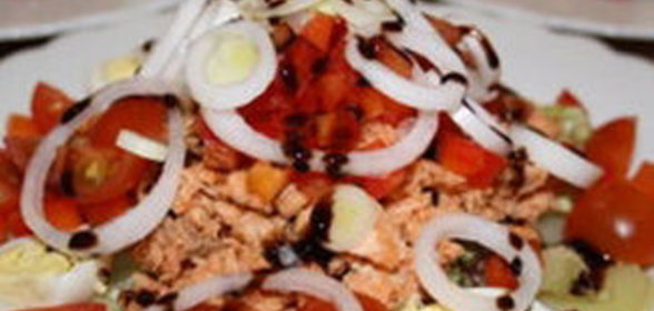 Салат с консервированным лососем