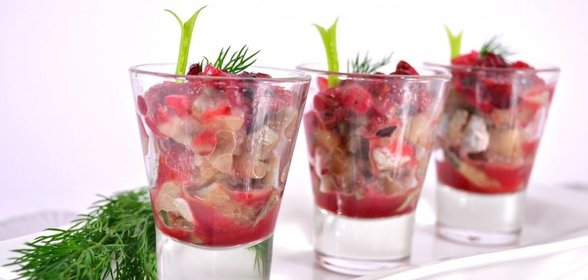 Закуска из сельди под клюквенным соусом