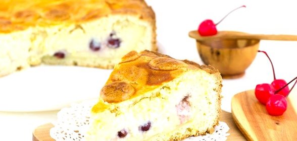 Баскский пирог с вишней и заварным кремом