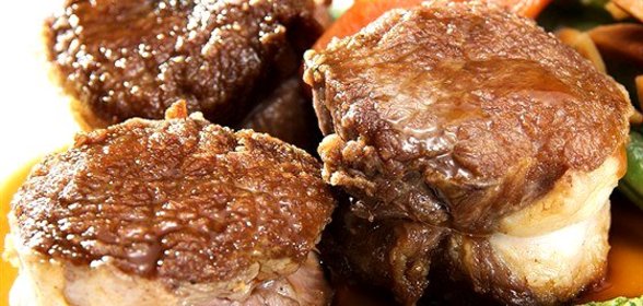 Запеченая баранина в лимонной корочке с мятно-миндальным песто