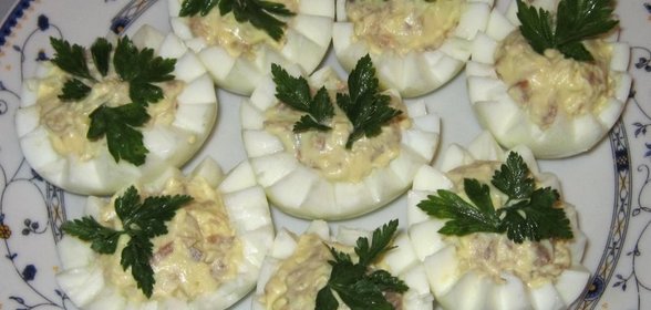 Фаршированные яйца с маринованными вешенками
