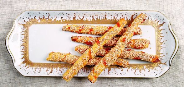 Ножки из слоеного теста с сыром и кунжутными семечками