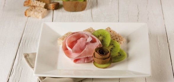 Брускетта с киви и ветчиной