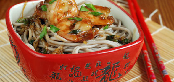 Кисло-сладкие креветки с лапшой соба