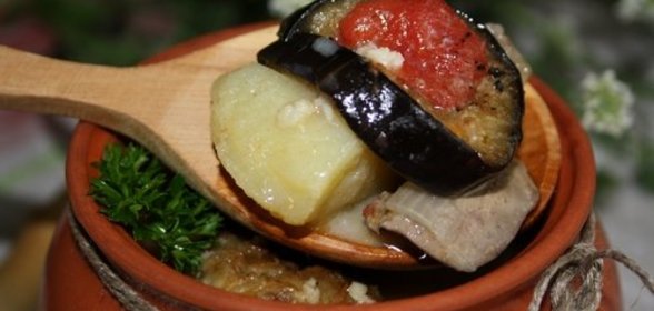 Печень с баклажанами в горшочке