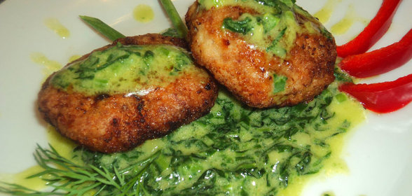 Котлеты из кролика на подушке из шпината