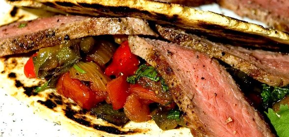 Стейк из говядины с овощами