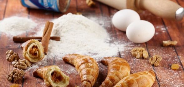 Рогалики с вареной сгущенкой и орехами