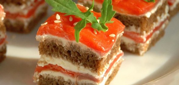 Канапе с подкопченной неркой и творожным сыром