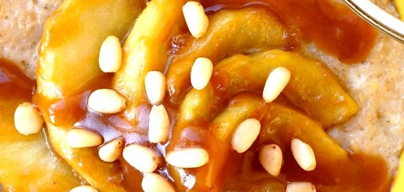 Овсяная каша с яблоком и соленой карамелью