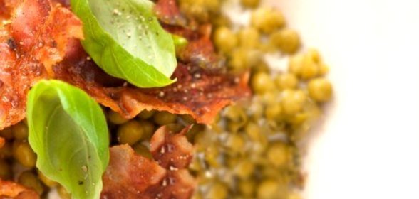 Закуска из зеленого горошка с луком и панчеттой в белом вине