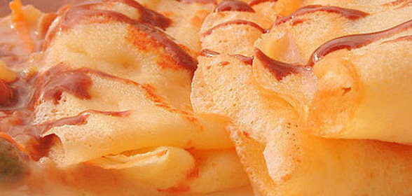 Блинчики с ореховой начинкой и шоколадным соусом