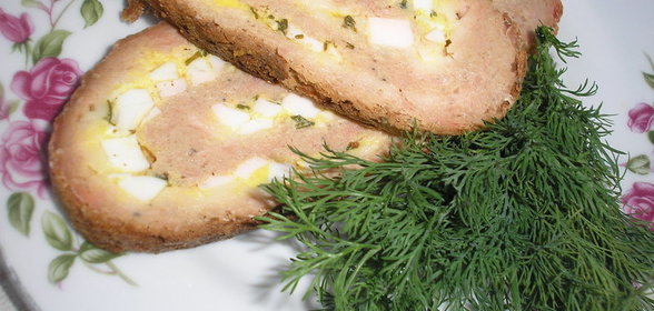 Рулет из форели с сыром, яйцом и зеленью