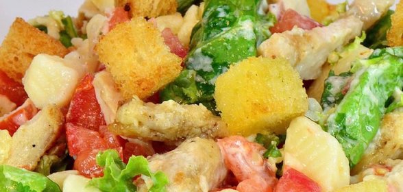 Салат Цезарь с курицей и адыгейским сыром