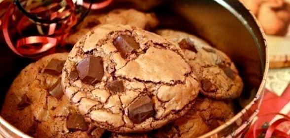 Шоколадное печенье с кусочками шоколада