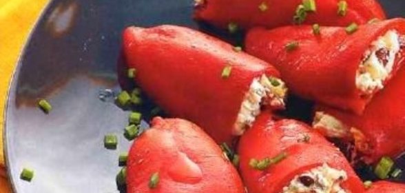 Перец пименто, фаршированный козьим сыром