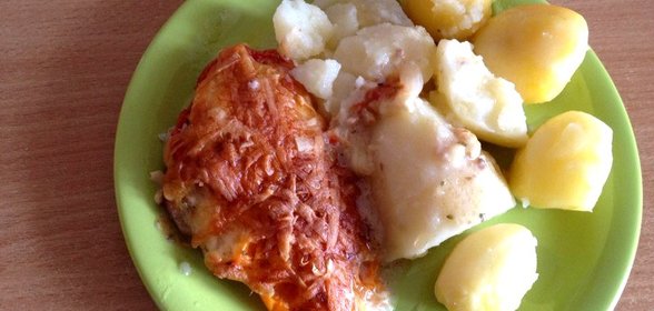 Эскалоп под сыром помидорами и луком