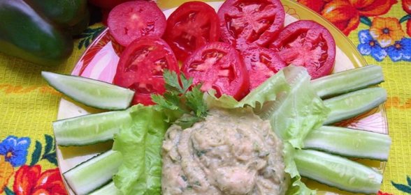 Вкусный пост: быстрый хумус из фасоли с сырыми овощами