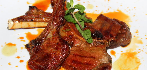 Бараньи котлеты с мятой в соусе Гренадин