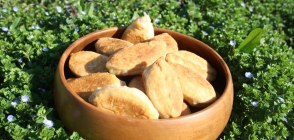 Пирожочки на лужочке (с зеленым луком, укропом, сыром и яйцом)