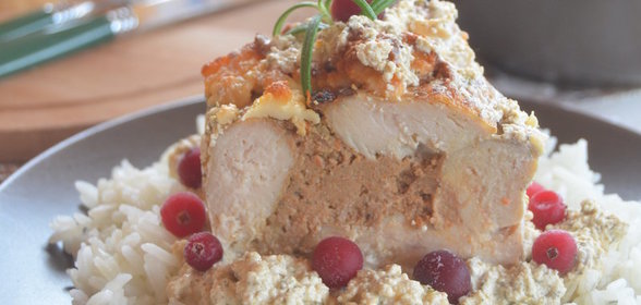 Куриная грудка фаршированная домашним паштетом, запеченная в сливочном соусе