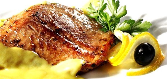 Стейки из лосося на гриле с травяным соусом из мяты и базилика