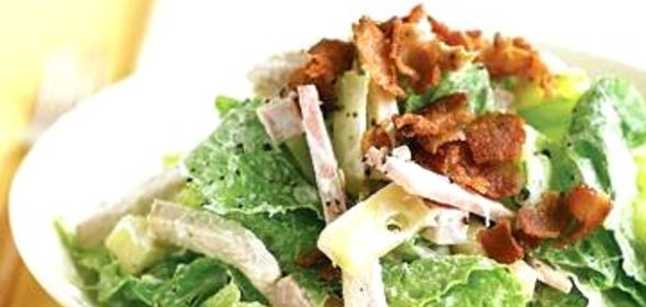 Салат с беконом, индейкой и сыром