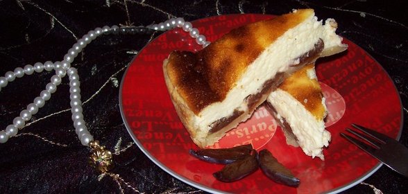 Тарт со сливами в сметанной заливке