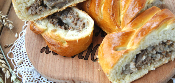 Кулебяка с гречкой, лесными грибами и мясным фаршем