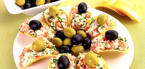 Закуска с чипсами Принглс