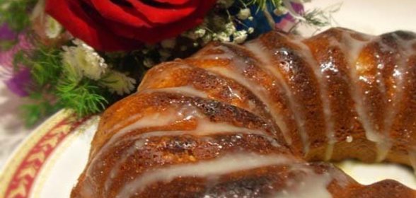 яблочный кекс с корицей и карамельным соусом