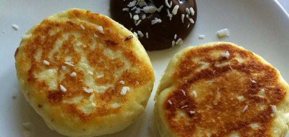 Печеные ванильные сырники с шоколадным соусом