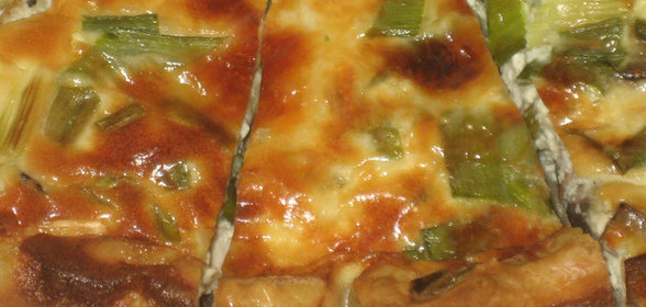 Киш с куриной грудкой, шампиньонами и зеленым луком