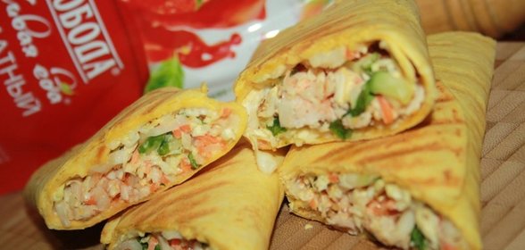 Тортильи-гриль с капустно-морковным салатом и курицей