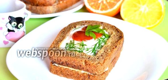 Бутерброд с яйцом и сметанно-грибным соусом