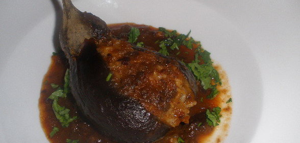 Фаршированные мини-баклажаны в сливово-винном соусе