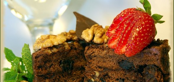 Пирожное с изюмом и орехами