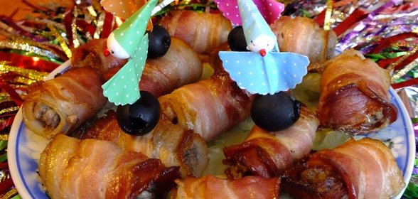 Рулетики из бекона с мясной начинкой