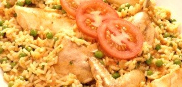 Куриные ножки с шафраном, рисом и зеленым горошком