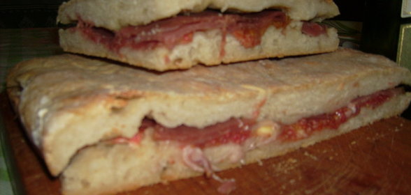 Двойная пицца с хамоном и свежим инжиром