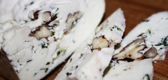 Домашний сыр с кинзой и грецкими орехами
