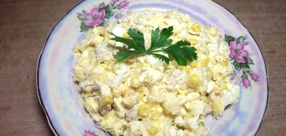 Куриный салат с сыром и кукурузой