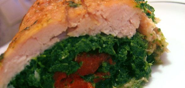 Рулет из свинины с шпинатом и перцем